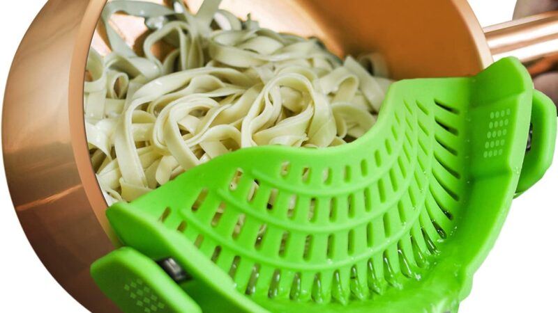 AUOON green silicone clip-on strainer draining pasta from a pot