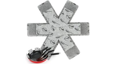 BOYAN grey felt star-shaped pan protector with a stack of frying pans separated by the felt pads