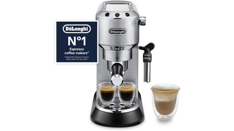 De'Longhi Dedica Style EC685.M espresso machine in brushed metal with two espresso glasses and a cappuccino